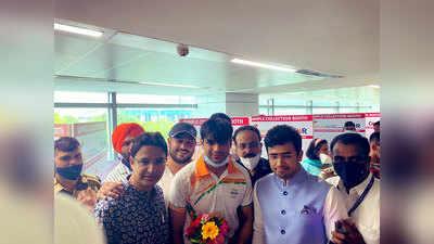 Neeraj Chopra Grand Welcome: नीरज चोपड़ा तोक्यो ओलिंपिक में गोल्ड मेडल जीत लौटे दिल्ली, सेल्फी लेने को उमड़ पड़ी भीड़