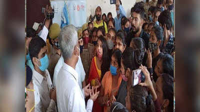 Moradabad News: DM का छात्राओं ने किया घेराव, कहा- बताएं कब तक आएगा यूपी बोर्ड का रिजल्ट
