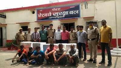 Agra News: ट्रेन की चेन पुलिंग कर लूट लेते थे सामान, 6 आरोपी दिल्ली से गिरफ्तार