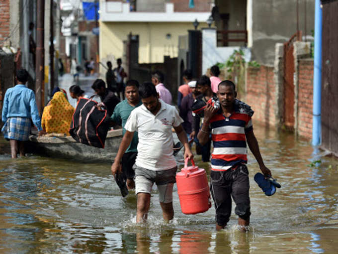 यूपी के प्रयागराज में भारी बारिश के बाद गंगा नदी के किनारे स्थित इलाकों में बाढ़ जैसे हालात बन रहे हैं। लोगों को घुटनों तक पानी में चलकर आना-जाना पड़ रहा है।