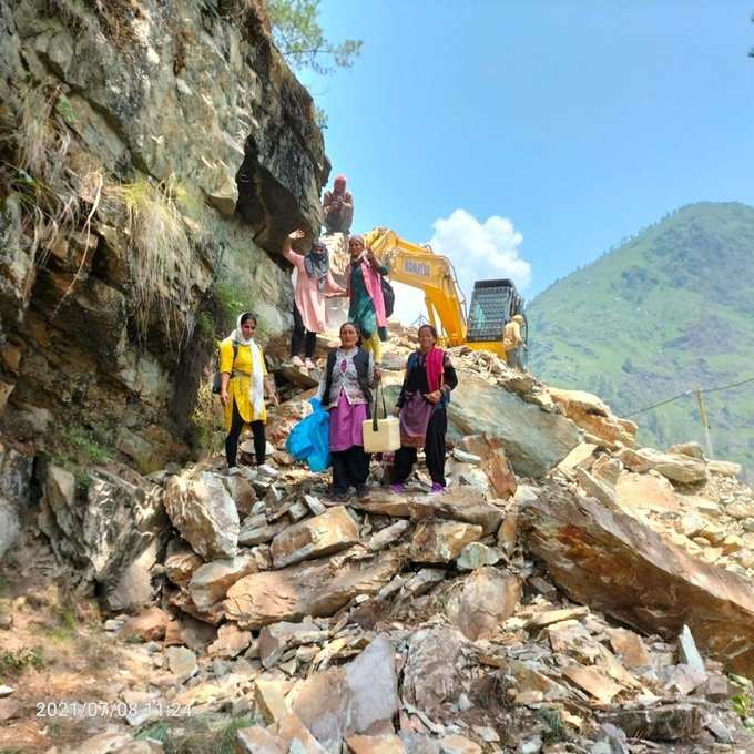 कोरोना का टीका लगाने के लिए स्वास्थ्यकर्मियों को उत्तरकाशी के दूर-दराज और बारिश प्रभावित इलाकों में जाना पड़ता है जहां उनके जिंदगी खुद भी खतरे में पड़ सकती है।