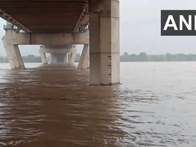 UP Flood News: पूर्वांचल से लेकर बुंदेलखंड तक, पूरे यूपी में बाढ़ से तबाही, बुलानी पड़ी सेना