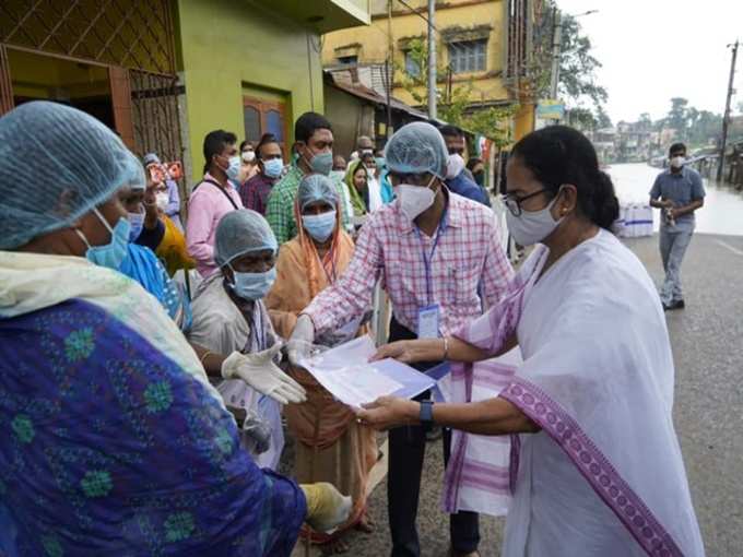 জমা জলে দাঁড়িয়ে ঘাটাল পরিদর্শন মুখ্যমন্ত্রীর