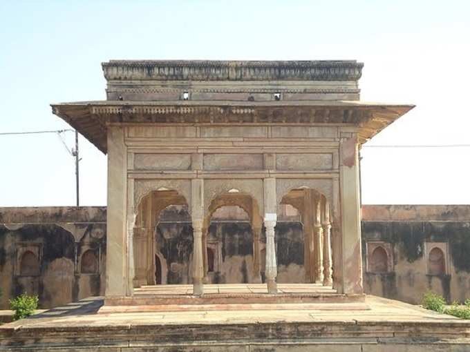 राजा गंगाधर राव की छत्री - Raja Gangadhar Rao ki Chatri in Jhansi in Hindi