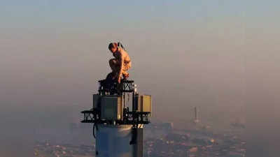 व्हिडिओ: बुर्ज खलिफा इमारतीच्या टोकावर महिला क्रू; ८२८ मीटर उंचावर चित्रीकरण