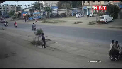 Pune Bike News: पुणे में सड़क पर बिना चालक के दौड़ती हुई बुलेट का वीडियो वायरल, एक्सीडेंट के बाद बिन राइडर दौड़ने लगी बुलेट
