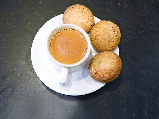 बिस्कुट के साथ ईरानी चाय - Iranian Chai with Biscuits in Hindi