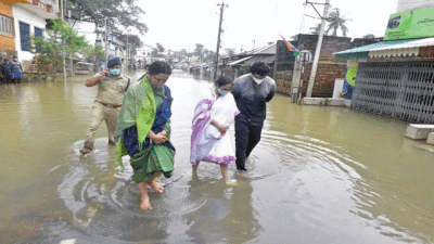 Mamata Banerjee: संसद के बाहर छाते का जवाब बाढ़ के पानी में उतरकर...और अब विदेश से न्योता, मोदी से टक्कर ले रही हैं ममता बनर्जी?