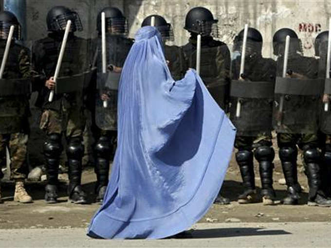 डर के साये में अफगानिस्तान की महिलाएं (REUTERS/Ahmad Masood/Files)