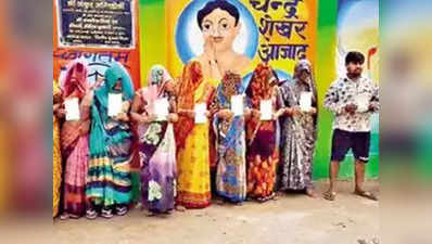 Mainpuri News: मैनपुरी में ग्रामीणों का आरोप- स्वास्थ्यकर्मियों ने टार्गेट पूरा करने के लिए बांटे वैक्सीन सर्टिफिकेट, क्या बोले अधिकारी?