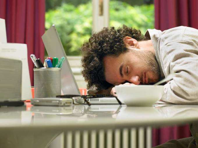 काम पर सोना है कमिटमेंट की निशानी - Sleeping On The Job Is A Sign Of Commitment in Hindi
