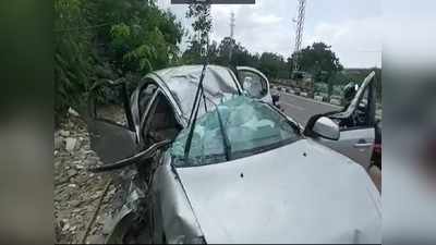 Rash Driving kills: కరెంటు పోల్‌ని ఢీకొట్టి నుజ్జైన కారు.. ఇద్దరు విద్యార్థులు బలి