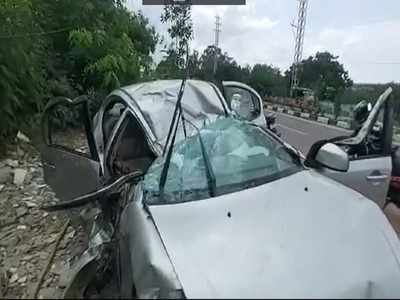 Rash Driving kills: కరెంటు పోల్‌ని ఢీకొట్టి నుజ్జైన కారు.. ఇద్దరు విద్యార్థులు బలి