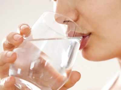Health Tips: कांच के गिलास में पानी पीने से मिलते हैं इतने फायदे, शरीर में नहीं पहुंचते कीटाणू