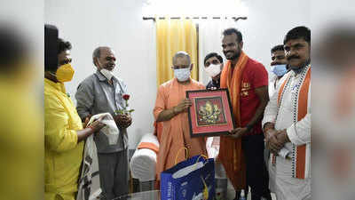CM योगी ने की हॉकी खिलाड़ी ललित से मुलाकात, स्मृति चिह्न देकर किया सम्मानित
