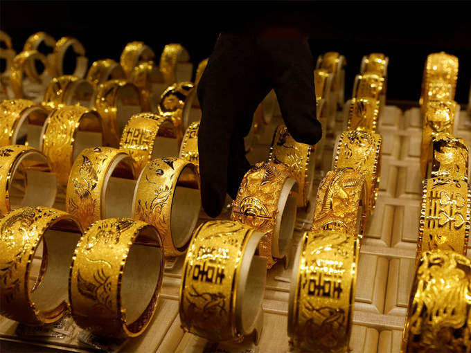 11 हजार रुपये सस्ता हुआ सोना