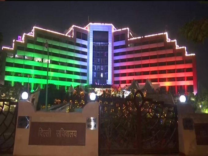 तिरंगे की लाइटों से सजा दिल्ली सचिवालय भवन