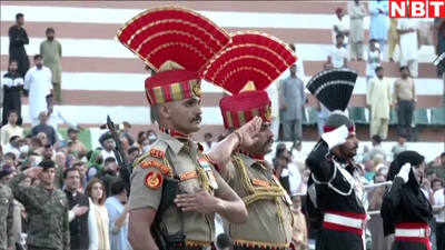 Flag Lowering Ceremony: अटारी-वाघा बॉर्डर पर पूरे सम्‍मान के बीच उतारे गए भारत-पाक के राष्‍ट्रीय ध्‍वज, देखिए वीडियो