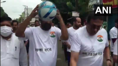 Video: फुटबॉल लेकर सड़कों पर टीएमसी कार्यकर्ताओं ने लगाई दौड़, मनाया खेला होबे दिवस