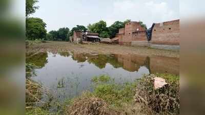 Mirzapur news: मिर्जापुर में बाढ़ कम होने के बावजूद कम नहीं हुई ग्रमीणों की मुसीबतें, जलजमाव से बीमारी फैलने का खतरा