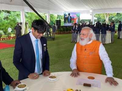 गोल्डन बॉय नीरजला पंतप्रधानांनी खायला दिला चूरमा; सिंधूला मिळालं आईस्क्रीम