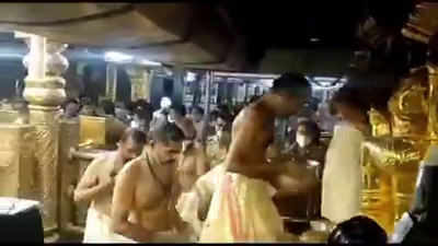 Kerala Video: सबरीमाला के भगवान अयप्पा मंदिर में निरापुथारी पर्व मनाते पुजारी
