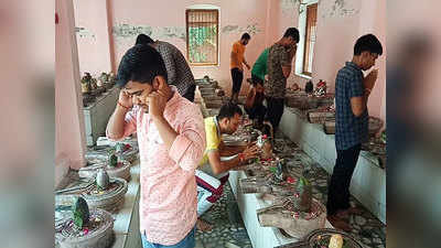 प्रयागराज के इस मंदिर में लगती है महादेव की अदालत, कान पकड़ कर शिवभक्त गलतियों की माफी मांगते हैं