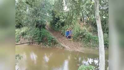 देवास जिले के लखवाड़ा गांव में तार से झूलती जिंदगी, रपटा नहीं बना तो ग्रामीणों ने नदी पार करने के लिए बना ली जुगाड़ की पालकी