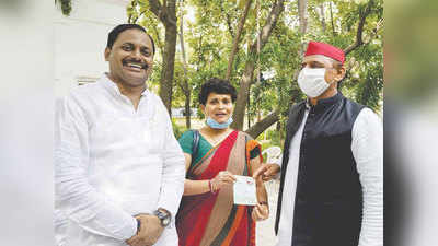Varanasi News: सपा सरकार में राज्य मंत्री रहीं रीबू श्रीवास्‍तव ने की घर वापसी, 2017 में कट गया था टिकट