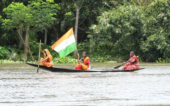 শিবনিবাসে নৌকা বাইচে মহিলারা। নিজস্ব চিত্র।