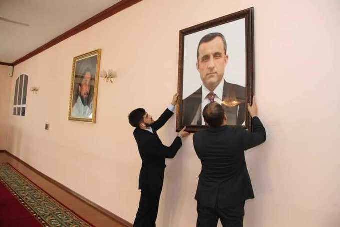 तजाकिस्तान में अफगान दूतावास से अशरफ गनी की तस्वीर की जगह उप राष्ट्रपति अमरुल्ला सालेह की तस्वीर लगा दी है।
