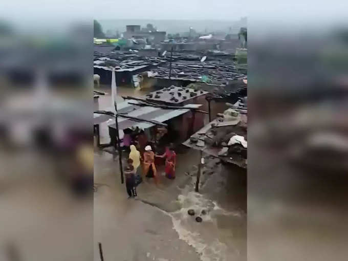 the floods near darati in umarkhed of yavatmal district swept away 30 houses