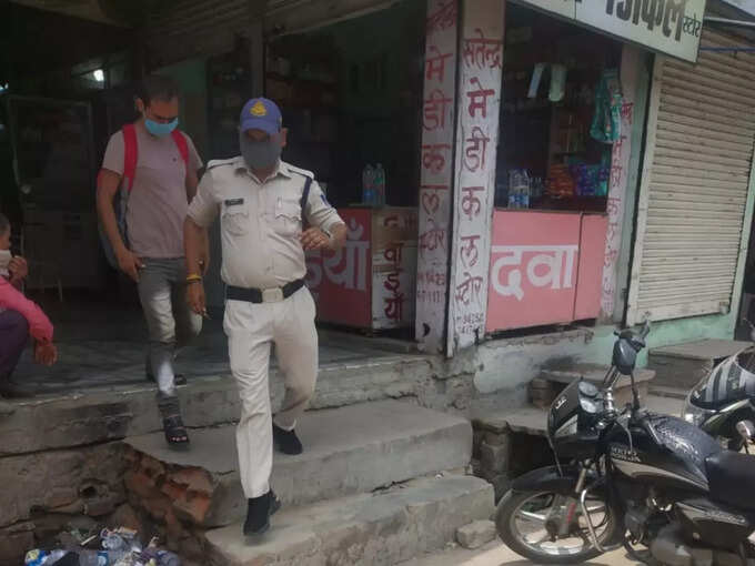 साए की तरह से तुलसीदास के साथ रहते पुलिसकर्मी