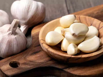 कोलेस्ट्रॉल को कम करता है Garlic, डायबिटीज रोगियों के लिए है अमृत; जानें कच्चा लहसुन खाने के फायदे