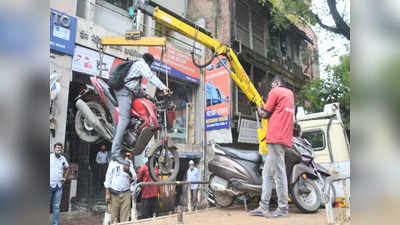 पुणे में ट्रैफिक पुलिस का अजब कारनामा, बाइक समेत शख्स को हवा में लटका कर दी एयरस्ट्राइक
