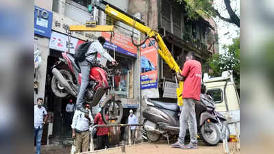 Towed Bike With Rider: पुण्यात वाहतूक पोलिसांनी बाइकस्वारासह उचलली बाइक!; आता म्हणतात...