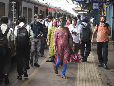 Mumbai local train: मुंबई में डेढ़ साल बाद शुरू हुई लोकल ट्रेन, नए नियम बने लोगों के लिए मुसीबत