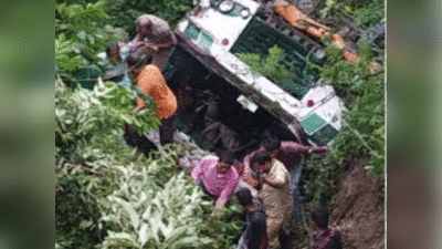 Bus Accident in Himachal pradesh: हिमाचल प्रदेश में बड़ा हादसा, खाई में गिरी बस, 33 यात्री घायल