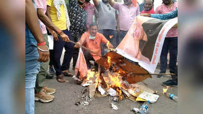 Lucknow News: मुनव्वर राना पर FIR के बाद फूंका गया पुतला, हिंदू महासभा ने कहा- जल्‍द अरेस्‍ट करे लखनऊ पुलिस