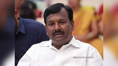 Bengaluru News: शहीद के बजाय जिंदा फौजी के घर श्रद्धाजंलि देने पहुंच गए केंद्रीय मंत्री, नौकरी-जमीन देने का कर दिया ऐलान