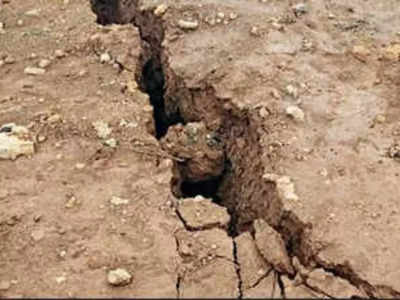 Dam Cracks In Mandla : मंडला में डैम में आई दरारें, पानी रिसाव के बाद आसपास के ग्रामीणों को किया गया शिफ्ट