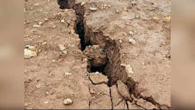 Dam Cracks In Mandla : मंडला में डैम में आई दरारें, पानी रिसाव के बाद आसपास के ग्रामीणों को किया गया शिफ्ट