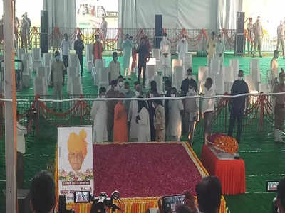 Kalyan Singh Death: कल्याण सिंह की पार्थिव देह लेकर अलीगढ़ पहुंचे CM योगी, अंतिम दर्शन को उमड़ा जनसैलाब