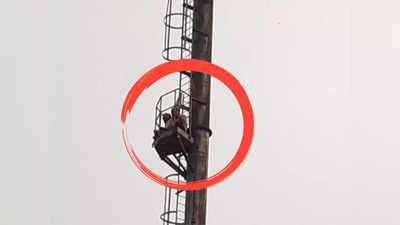 मिल सुरू करण्याच्या मागणीसाठी कामगार ३०० फूट टॉवरवर चढले
