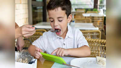 फोन छीनते ही खाना छोड़ देता है बच्‍चा, ऐसे बच्‍चों को कैसे खिलाएं टाइम पर सही फूड लेना 