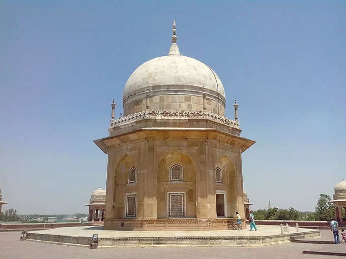 कुरुक्षेत्र में शेख चिल्ली का मकबरा - Sheikh Chilli Tomb in Kurukshetra in Hindi