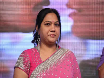 Hema: పక్క చూపులు చూస్తున్నాడనే మా ఆయన్ని పక్కకి తీసుకెళ్లి గుద్దా: నటి హేమ ఓపెన్ కామెంట్స్