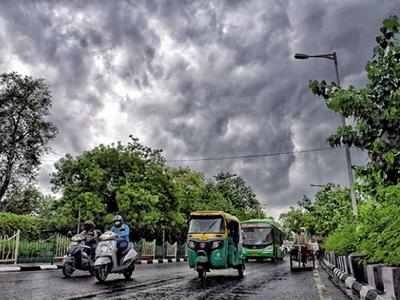 Delhi Weather News: दिल्ली में आज हल्की बारिश, अभी नहीं जाएगी पसीने वाली गर्मी