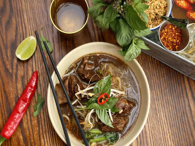 थाई बोट नूडल्स - Thai Boat Noodles in Bangkok in Hindi