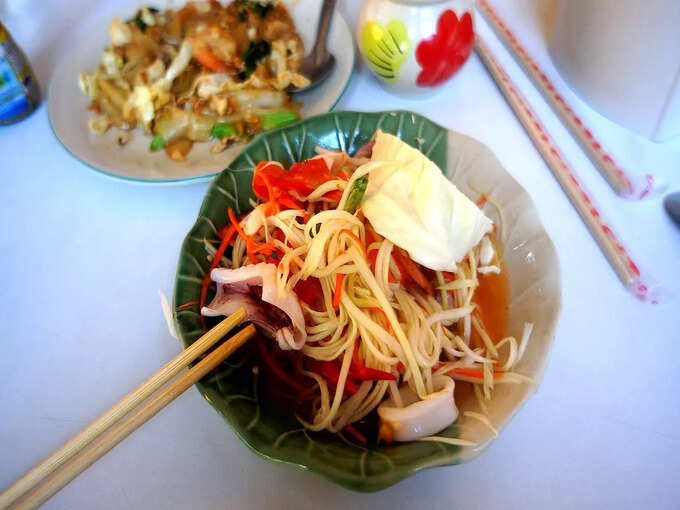 मसालेदार पपीता सलाद - Spicy Papaya Salad in Bangkok in Hindi